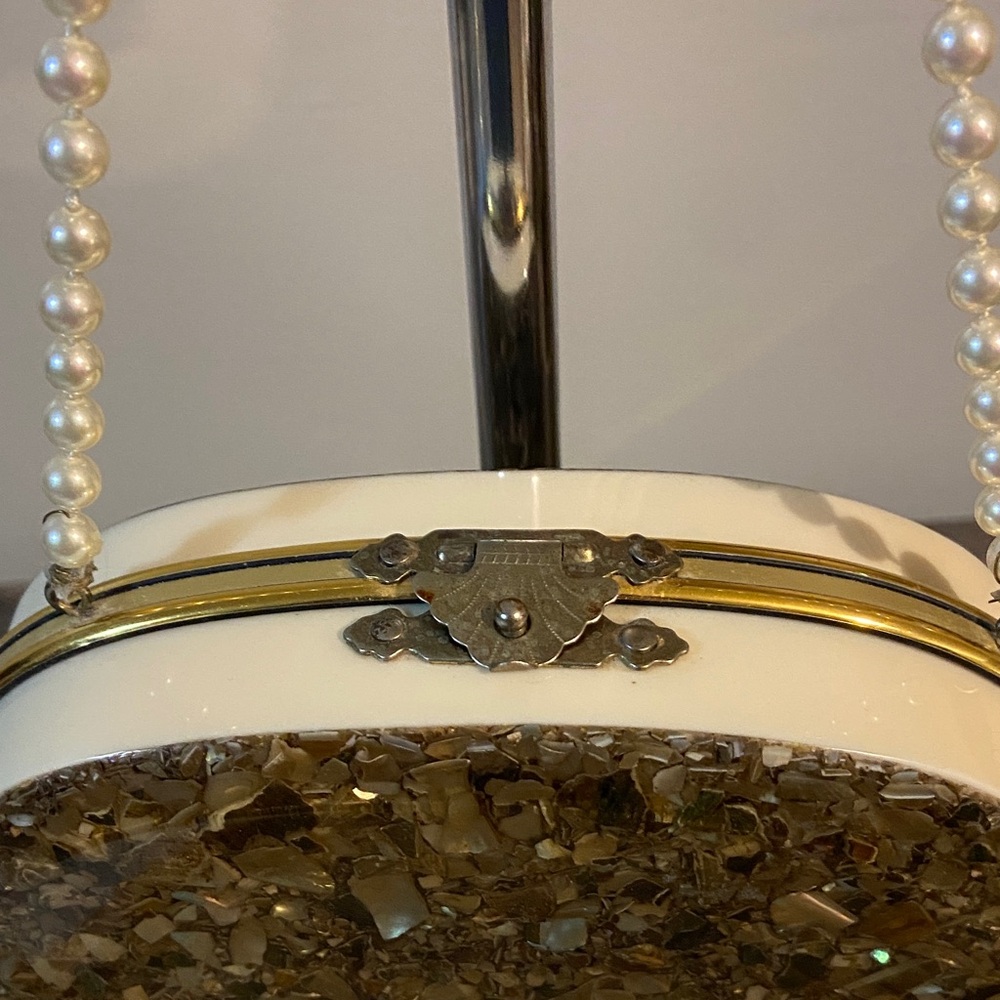 Rare Vintage Bakelite Shell Chip Confetti Minaudiere Gold Mini Bag Pearl Strap - Picture 3 of 12